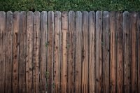 De voordelen van het laten plaatsen van een houten schutting