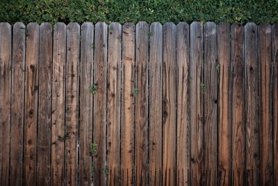 De voordelen van het laten plaatsen van een houten schutting